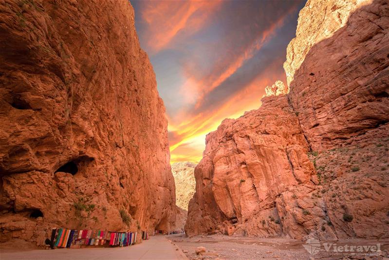 Thông tin của tour: Morocco: Casablanca - Rabat - Chefchaouen - Fes - Ifrane - Erfoud - Merzouga - Todra Gorges - Dades Valley - Atben  Haddou - Marrakech - Casablanca ( Trải nghiệm ngủ đêm sa mạc Sahara, thưởng thức buổi tối tại Rick Cafe)